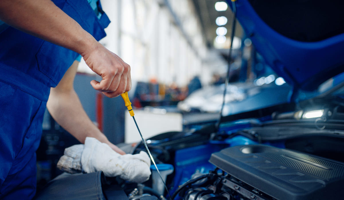 ¿Cómo realizar el primer cambio de aceite a un auto nuevo?
