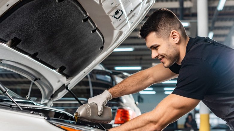 ¿Cómo realizar el primer cambio de aceite a un auto nuevo?